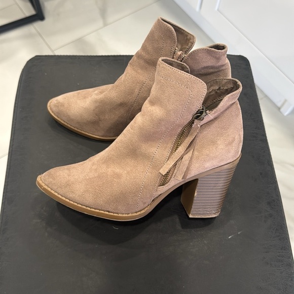 Trends Up Collection Tan Suede Ankle Boots.  Sz 8 - Picture 4 of 13